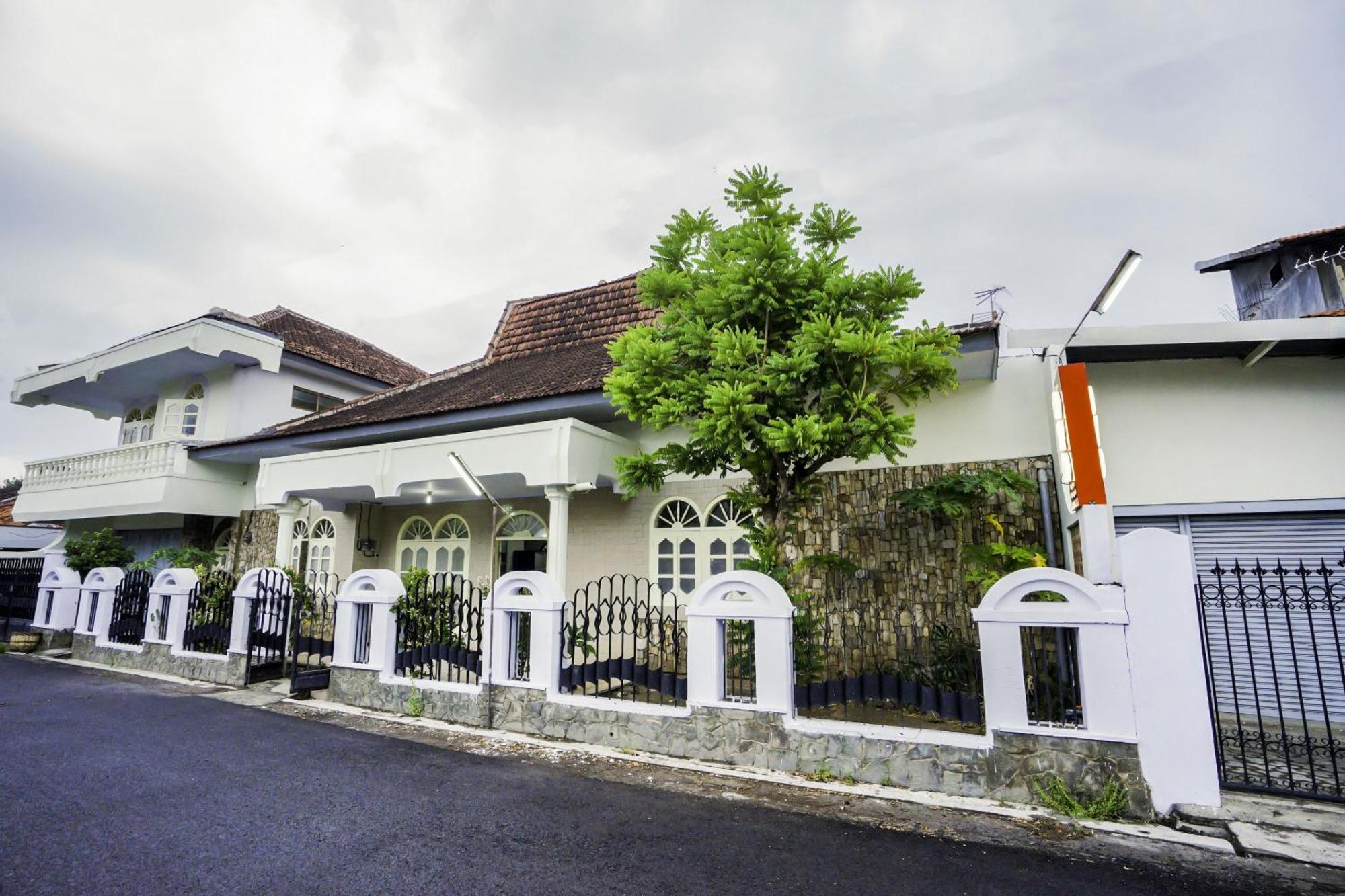 Oyo 2004 Penginapan Bidara Syariah プロボリンゴ エクステリア 写真