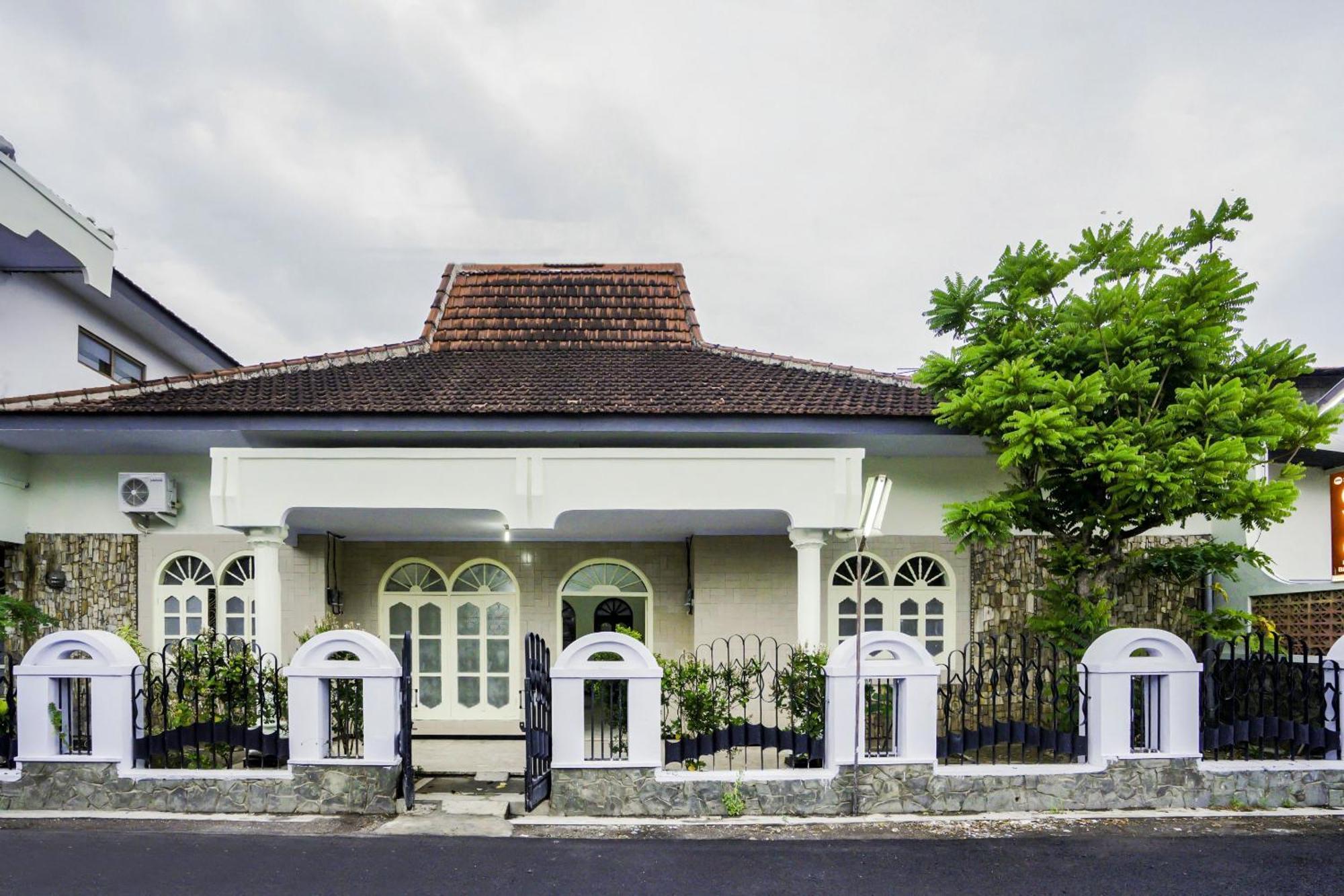 Oyo 2004 Penginapan Bidara Syariah プロボリンゴ エクステリア 写真